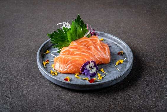 סשימי סלמון // צילום: אסף קרלה